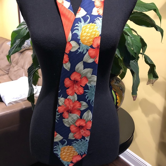 Tropical’s by Tango tie with pineapples & hibiscus - Picture 2 of 6